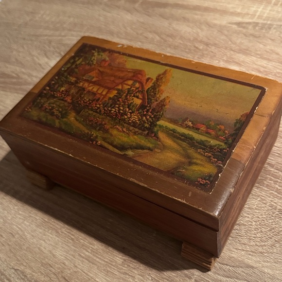 1940’s Vintage Wooden Mid-20th-Century Cedar Keepsake or Jewelry Chest - Picture 2 of 5